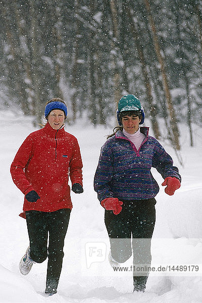 Frauen Coastal Trail Anchorage Running Snowing AK Southcentral Winter Scenic Portrait