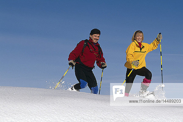 Paar Schneeschuhwandern Turnagain Pass Chugach NF SC Winter AK