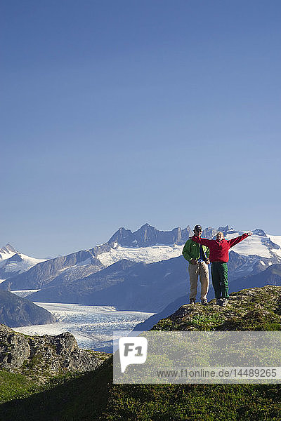 Paar wandern auf Kamm Coast Mtns w/Mendenhall Glacier Tongass National Forest Southeast Alaska
