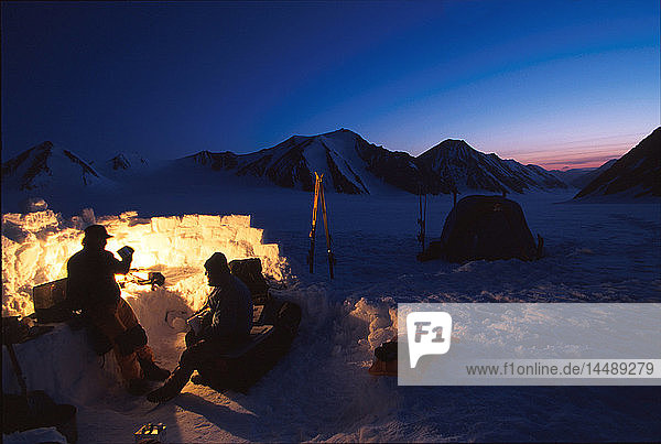 Skifahrer Zelt Camping Wrangell St Elias Mts SC AK Winter Abend