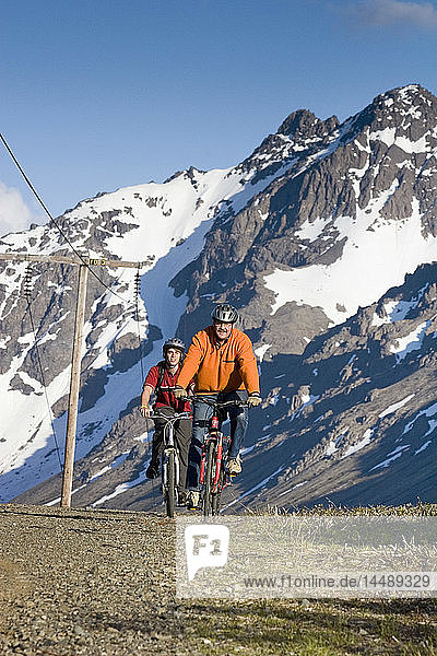Männer beim Radfahren auf dem Power Line Pass Trail Glen Alps AK SC Chugach SP Sommer