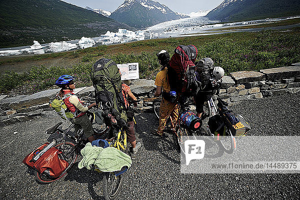 Gruppe von Radfahrern auf dem Weg zum Spencer Glacier  Chugach National Forest  Kenai Peninsula  Southcentral Alaska  Sommer