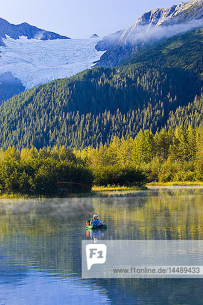 Frau im Schlauchboot beim Fliegenfischen auf den Moose Ponds im Portage Valley Chugach National Forest im Herbst in Süd-Zentral-Alaska