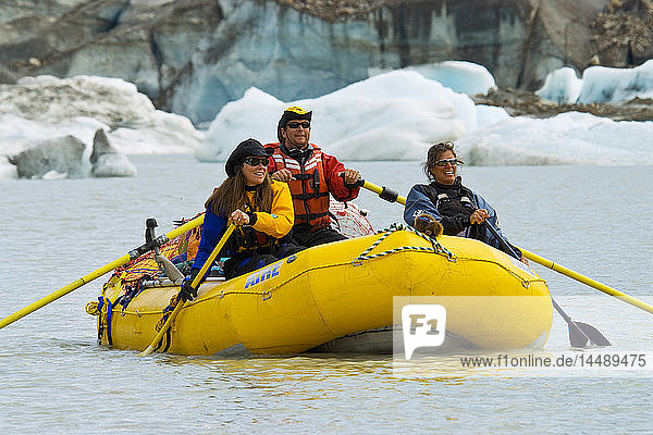 Gruppen-Rafting auf dem Alsek River bei den Gletschern Alsek und Walker  Glacier Bay National Park  Sommer