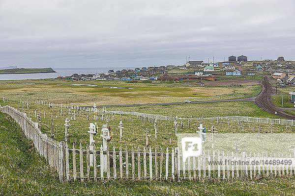 Ein verwitterter Lattenzaun umgibt die Grabkreuze auf dem Friedhof außerhalb von St. Paul  St. Paul Island  Südwest-Alaska  USA  Sommer