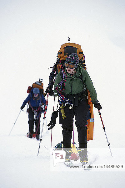 Bergsteigerinnen bei der Besteigung des McKinley IN AK Kahiltna Glacier Spring