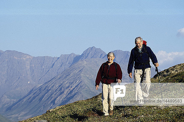 Senior Paar Wandern in der Nähe von Campingplatz in der Nähe von Eagle River/nSC AK Chugach State Park