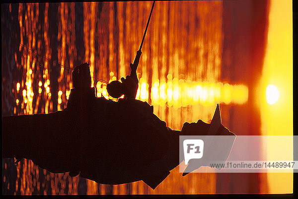 Fliegenfischer bei Sonnenuntergang Ship Creek Sommer SC AK
