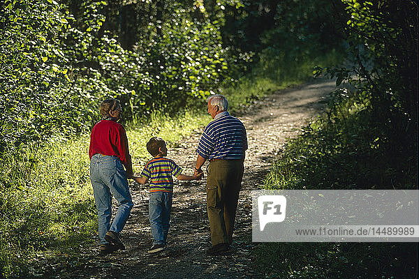 Familie Spaziergänge im Wald Anchorage SC Alaska einige w / Angelrute oder bbBat