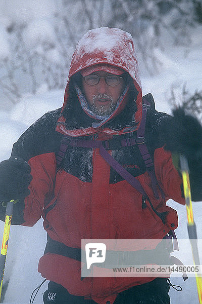 Mann X-Country Skiing in kaltem Wetter Winter Porträt