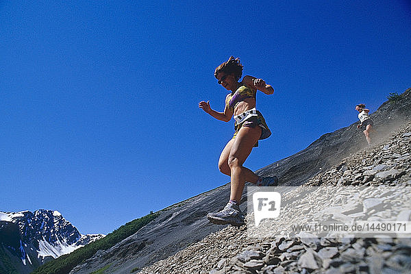 Läuferinnen steigen während eines Rennens am felsigen Hang der Kenai-Halbinsel Seward Alaska schnell den Mount Marathon hinunter