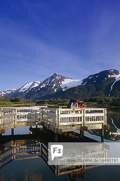 Paar entspannt sich auf Deck Moose Pond Portage Valley Southcentral Alaska Sommer