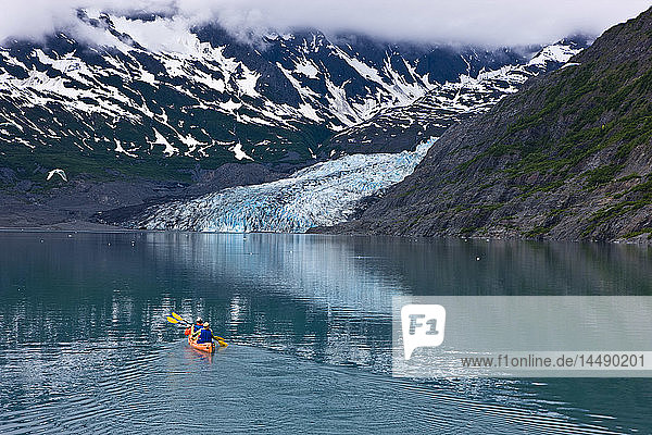 Familienkajakfahrt in der Shoup Bay mit dem Shoup Glacier im Hintergrund  Prince William Sound  Süd-Zentral-Alaska