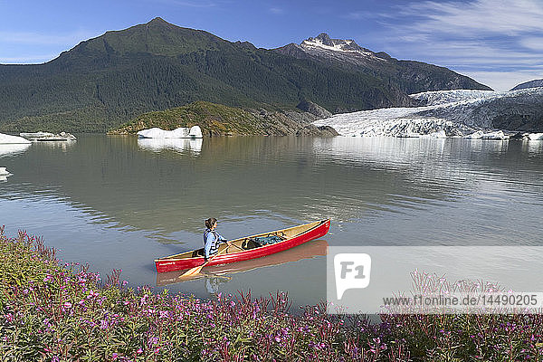 Kanufahrer auf dem Mendenhall Lake SE Alaska Sommer mit Mendenhall Gletscher im Hintergrund