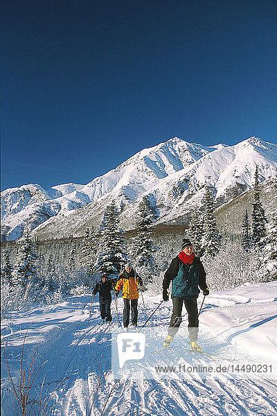 Frauen Skifahren in der Nähe von Sheep Mountain Lodge SC Alaska