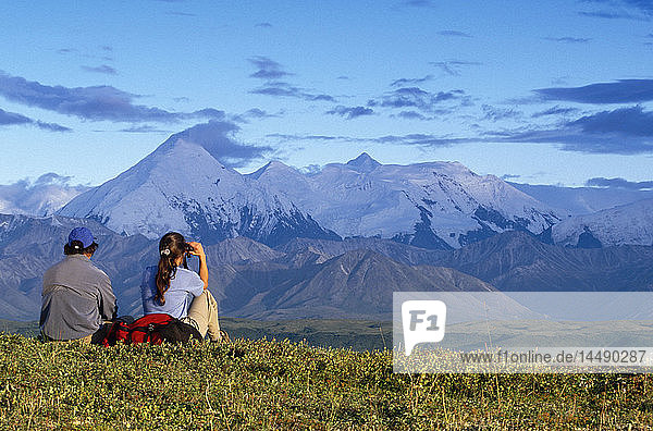Wanderer  die sich ausruhen und das Alaska-Gebirge betrachten DNP Alaska