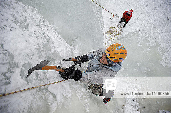 Eiskletterer besteigt Ripple  einen beliebten Eisklettersteig oberhalb des Eklutna River in den Chugach Mountains  Alaska