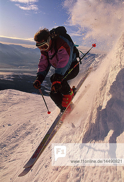 Abfahrtskifahrer in der Luft Alyeska Resort Girdwood AK Winter Schnee Southcentral Extreme
