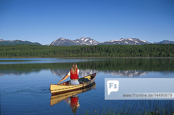 Frau Kanufahren im Otter Lake SC Alaska