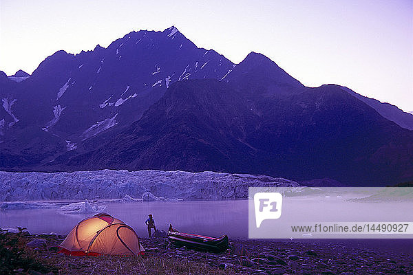 Kajakfahrer-Zelt-Camping in der Abenddämmerung Pederson Glacier/nKenai Fjords National Park  Kenai Halbinsel  Süd-Zentral-Alaska
