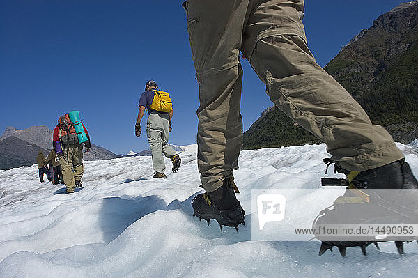 Reisende auf einer Wanderung zum Root Glacier im Wrangell-St Elias National Park  Alaska