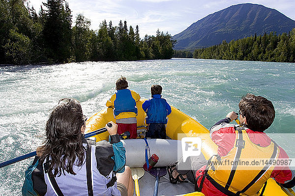 Familien-Rafting auf dem Kenai River Kenai-Halbinsel Alaska Sommer