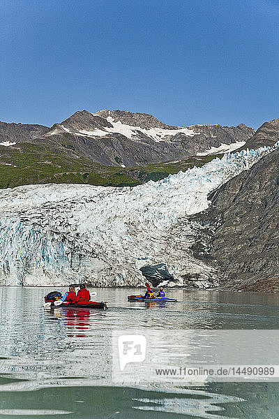 Zwei Paare beim Kajakfahren in der Upper Shoup Bay mit dem Shoup-Gletscher im Hintergrund  Shoup Bay State Marine Park  Prince William Sound  Alaska