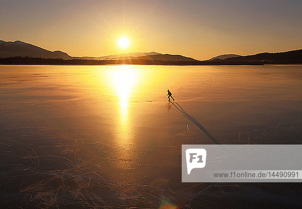 Schlittschuhläufer auf dem Mendenhall Lake @ Sunset Southeast AK Winter