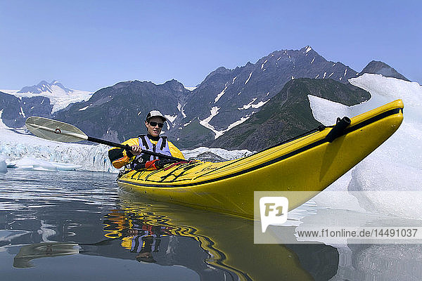 Frau Kajakfahrer in der Nähe von Pederson Glacier Kenai Fjords NP AK KP Sommer