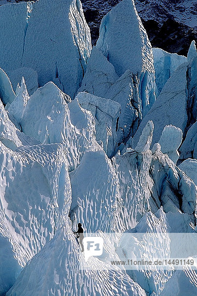 Mann Eisklettern Matanuska Gletscher Southcentral Alaska Winter Schneewittchen