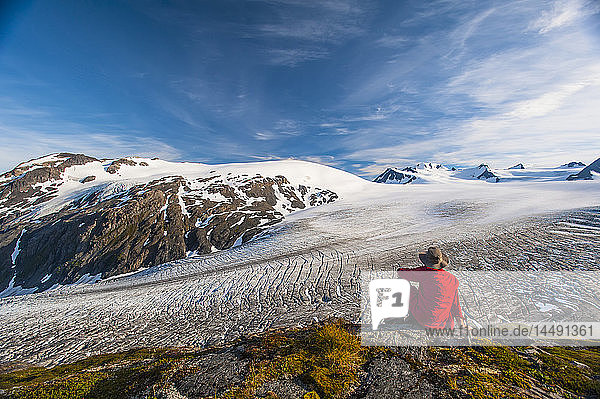 Ein Mann genießt den Blick auf den Exit Glacier  Kenai Fjords National Park  Kenai Peninsula  Southcentral Alaska.