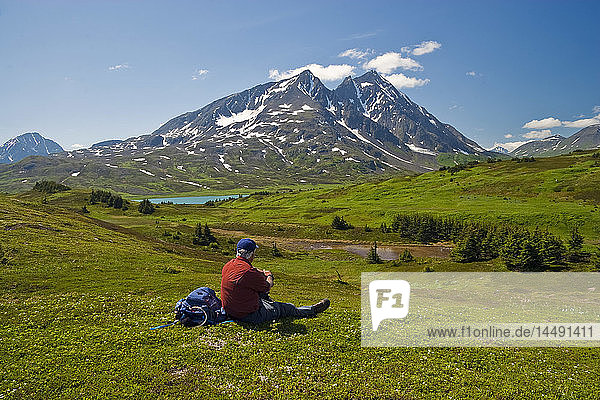 Älterer männlicher Wanderer hält an  um den Lost Lake und Mount Ascension zu betrachten  Kenai-Halbinsel  Süd-Zentral-Alaska  Sommer