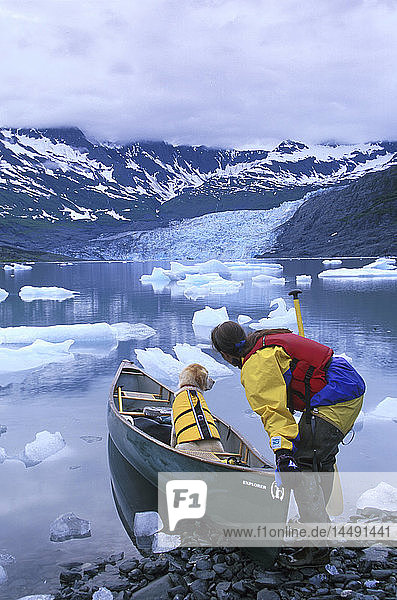 Frau Kanufahren mit Hund Shoup Bay PWS Alaska Sommer