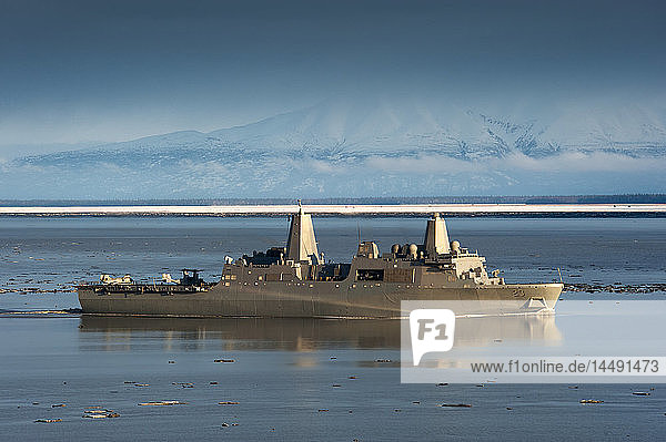 Die USS Anchorage bei ihrer Ankunft in der Stadt ihres Namensgebers  Anchorage  Southcentral Alaska