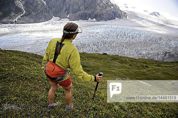 Frau beim Wandern entlang des Exit Glacier im Harding Icefield  Kenai Fjords National Park  Kenai Peninsula  Southcentral Alaska  Sommer