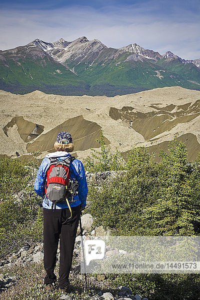 Frau blickt über die Moräne des Root Glacier in der Nähe von Kennicott im Wrangell-St.Elias National Park  Alaska