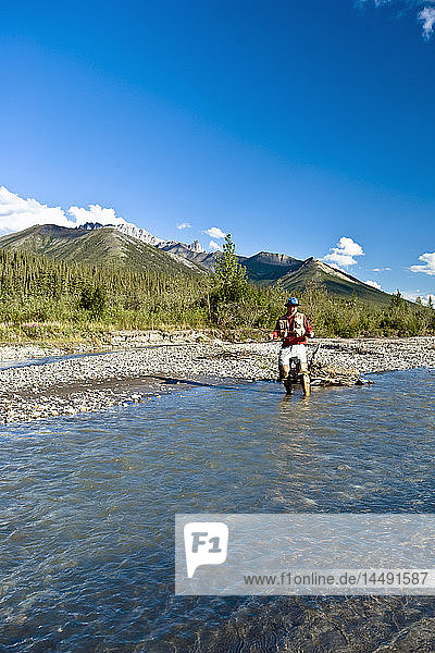Mann beim Fliegenfischen auf dem Dietrich River in der Brooks Range im Sommer in Alaska