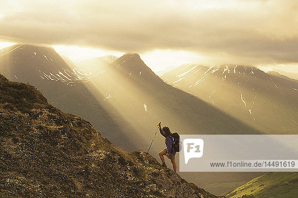 Frau Wandern auf Bird Ridge Sonnenstrahlen Chugach NF Alaska