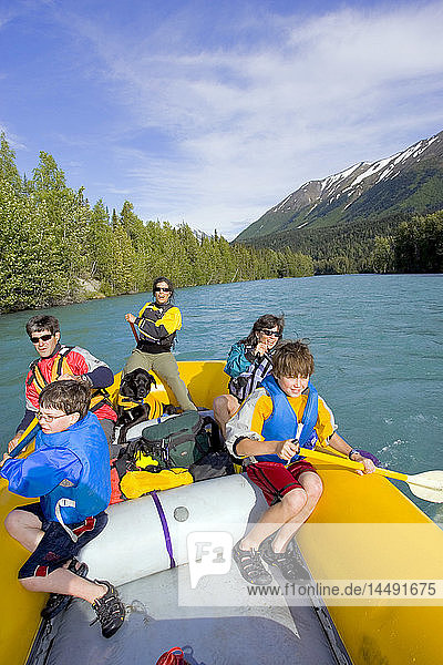 Rafting mit Familie und Führer auf dem Kenai River Kenai Peninsula Alaska Sommer