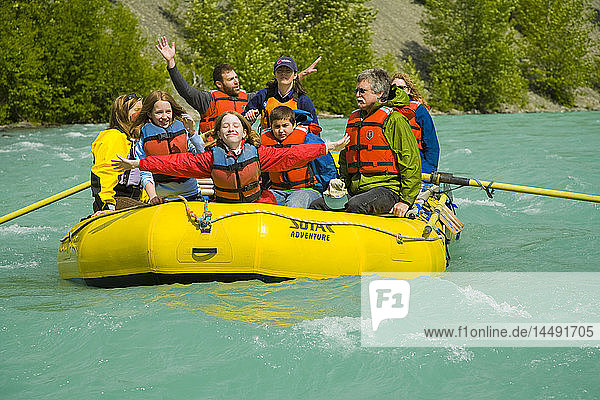 Rafting mit einer großen Familie auf dem Kenai River bei Cooper Landing auf der Kenai-Halbinsel im Sommer in Alaska