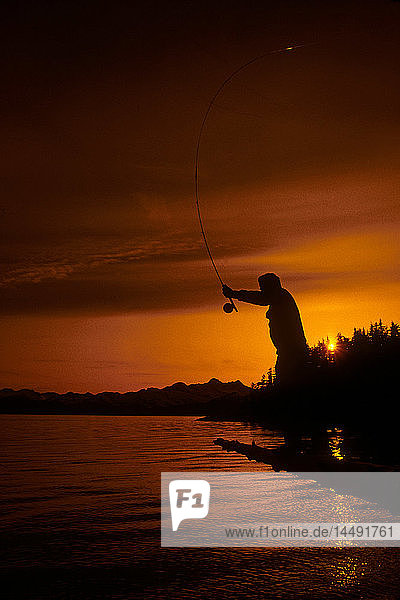 Fliegenfischer Prince William Sound Southcentral Alaska Sonnenuntergang Sommer
