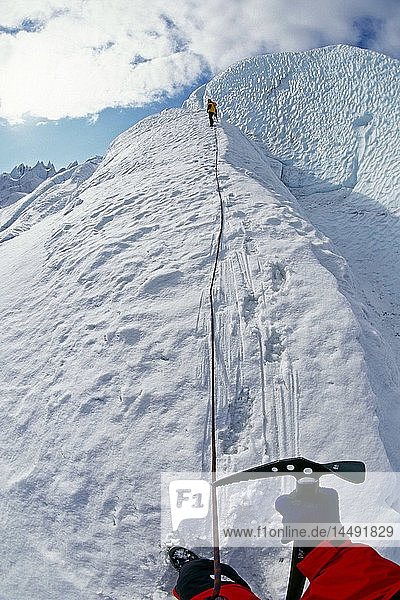 Eiskletterer auf Grat mit Seil Matanuska Gletscher Süd-Zentral-Alaska