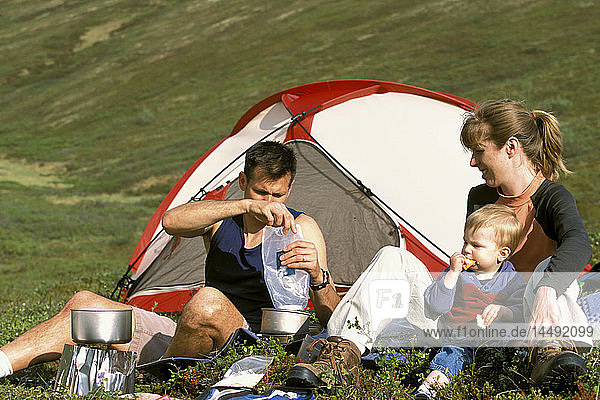 Familie kocht Mahlzeit außerhalb des Zeltes Chugach State Park SC AK