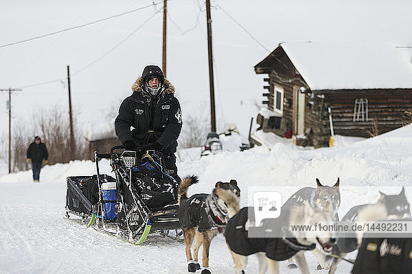 Dallas Seavey´s Hunde führen ihn zum Ruby-Kontrollpunkt während des Iditarod 2015