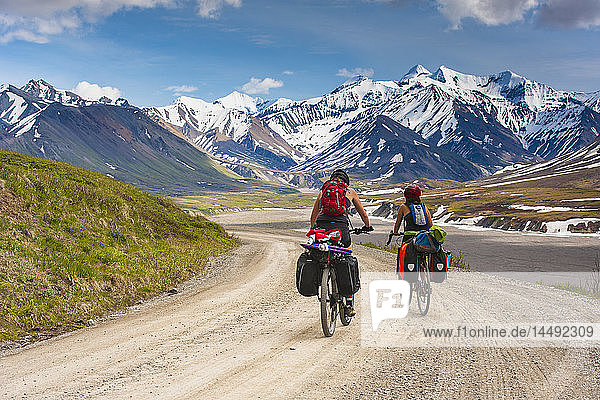 Zwei Frauen auf Fahrradtour im Denali-Nationalpark  Grassy Pass  Inner-Alaska