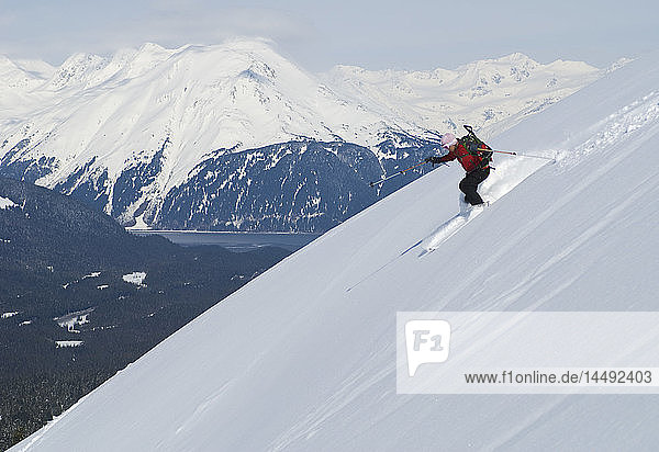 Eine Frau fährt im Winter auf dem Tincan Ridge im Gebiet des Turnagain Pass in Süd-Zentral-Alaska Ski