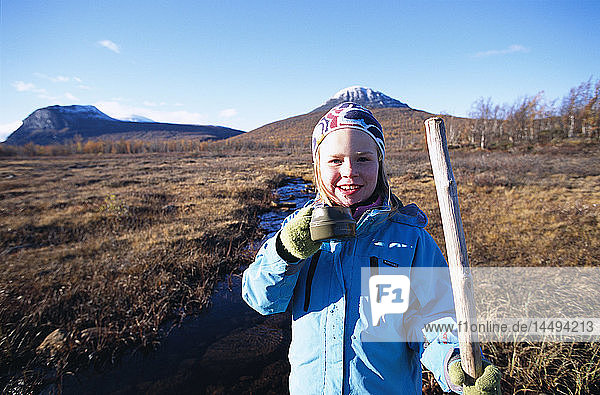 Ein Mädchen trinkt Wasser aus einem Bergbach  Kiruna  Lappland  Schweden.