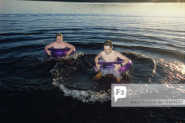 Junge und Mädchen beim Schwimmen  Schweden.