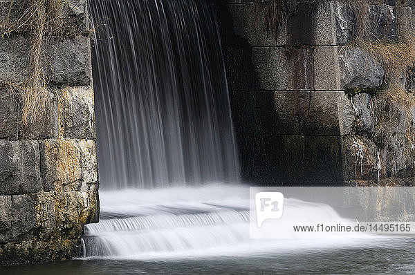Ein Wasserfall in einem alten Industriegebiet  Norrkoping  Schweden.