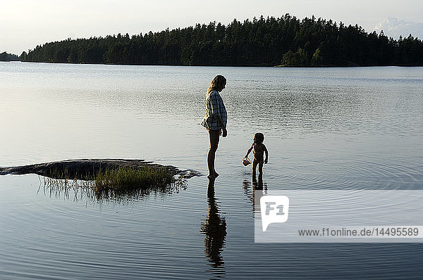 Mutter und Kind am Wasser  Schweden.